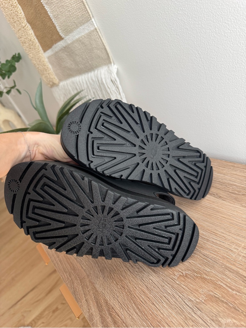 UGG BLACK SANDALS - Picture 5 of 7